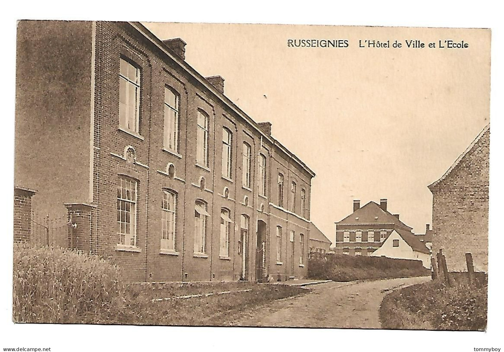 CPA Russeignies  - L'Hôtel De Ville Et L'Ecole - Kluisbergen