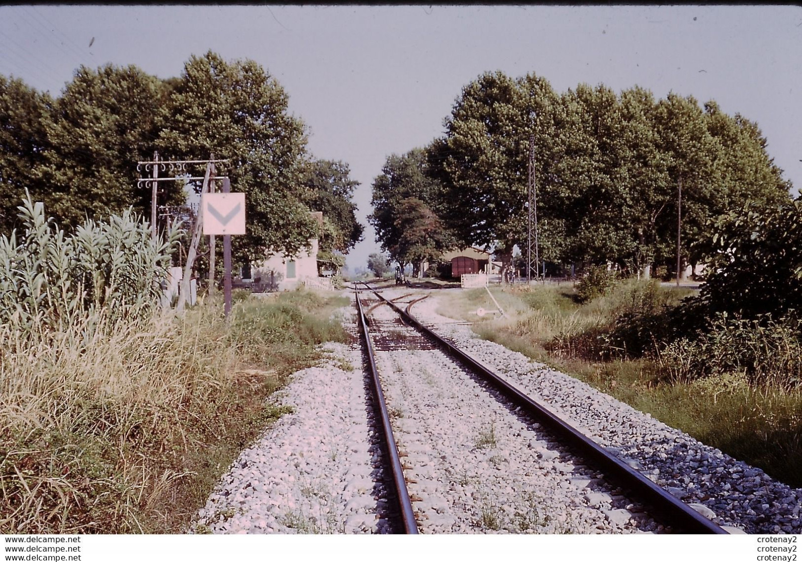 Photo Diapo Diapositive Slide TRAIN Signaux Signalisation CHEVRON Pointe D'aiguille Wagon Couvert En 1973 VOIR ZOOM - Diapositives