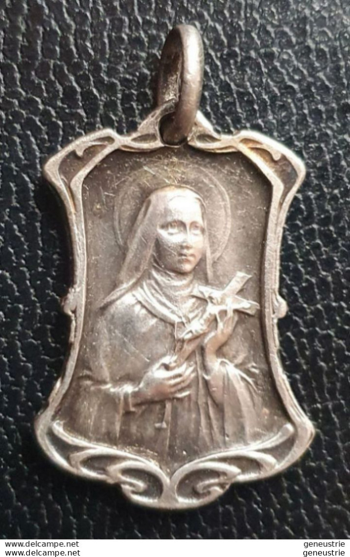 Pendentif Médaille Religieuse Argenté Début XXe (Art Nouveau) "Sainte Thérèse-de-l'Enfant Jésus / Jésus Christ" - Religion &  Esoterik