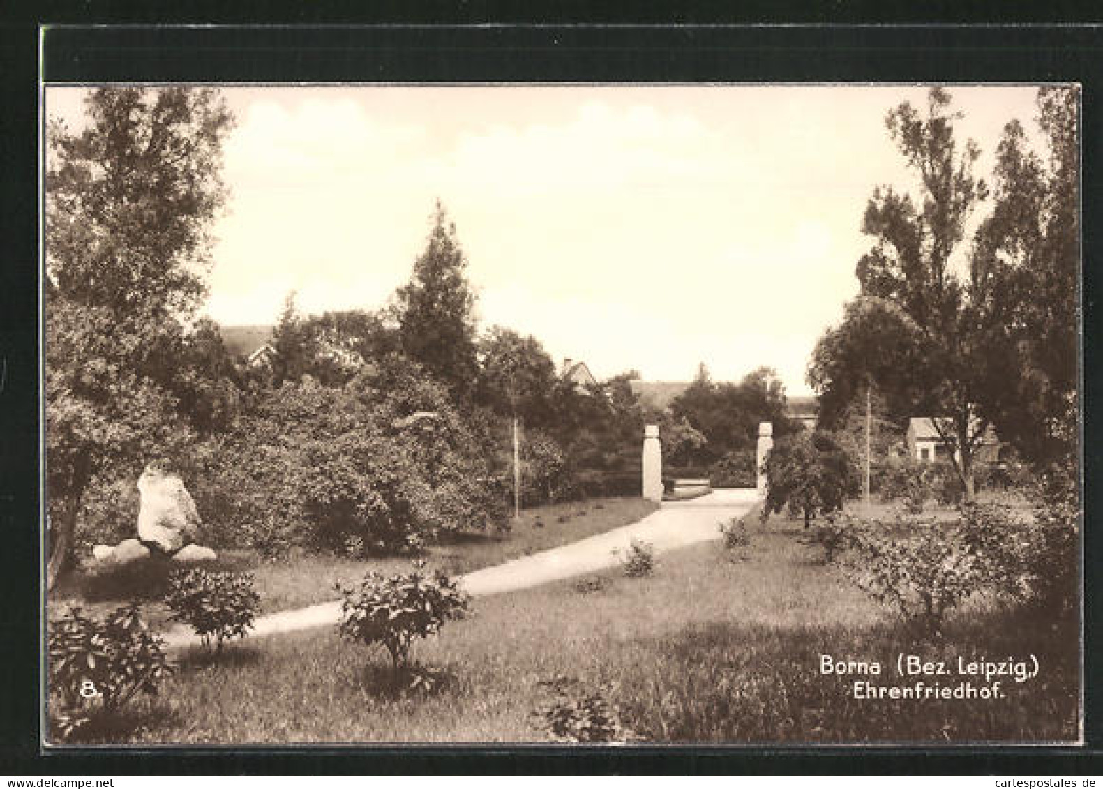 AK Borna / Sachsen, Am Ehrenfriedhof  - Borna