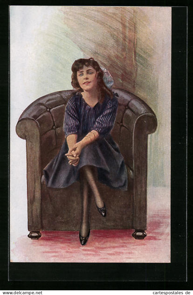 AK Junge Dame Auf Einem Sessel  - Moda