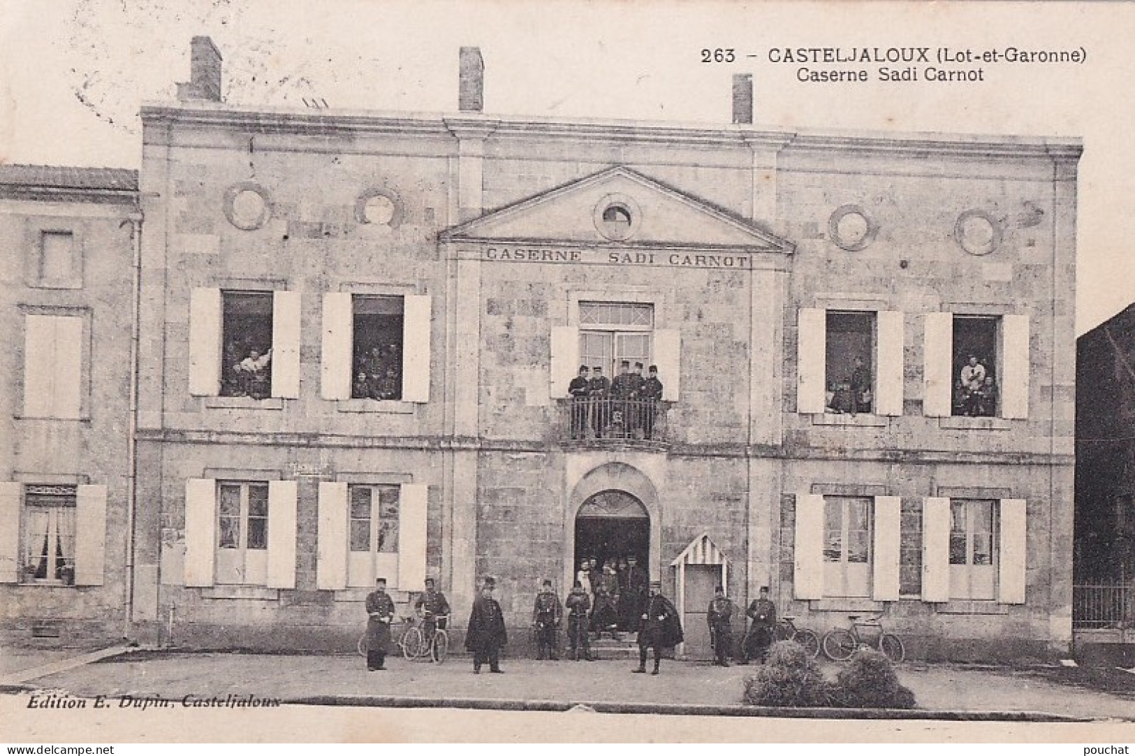 R19-47) CASTELJALOUX - CASERNE SADI CARNOT - ANIMEE - MILITAIRES - EN  1908 - ( 2 SCANS )  - Casteljaloux