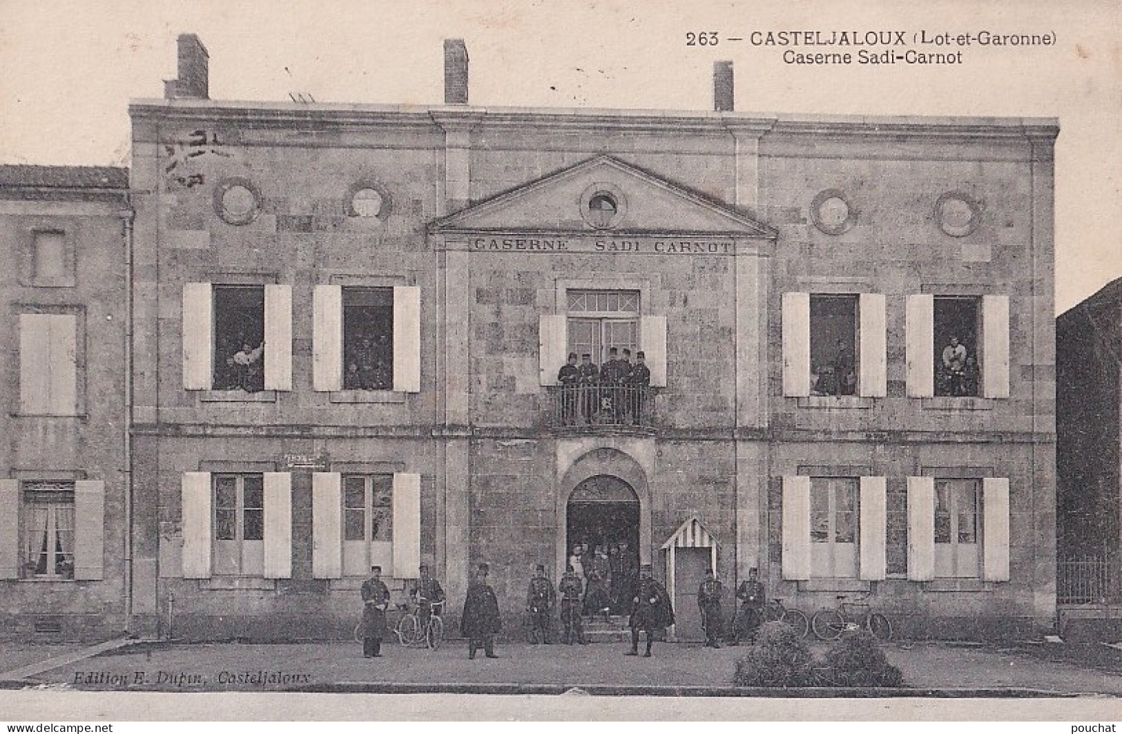 R18-47) CASTELJALOUX - CASERNE SADI CARNOT - ANIMATION - MILITAIRES - EN  1908 - ( 2 SCANS )  - Casteljaloux