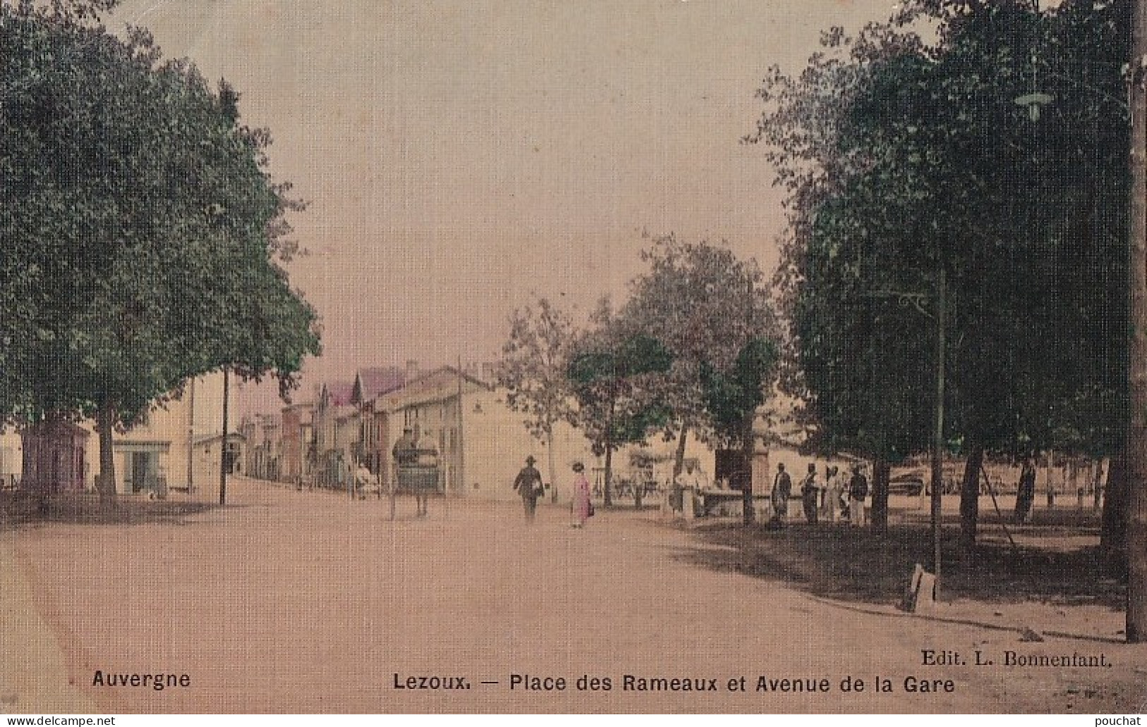 R19-63) LEZOUX - PUY DE DOME - PLACE DES RAMEAUX ET AVENUE DE LA GARE - CARTE TOILEE COULEURS  - ( 2 SCANS ) - Lezoux