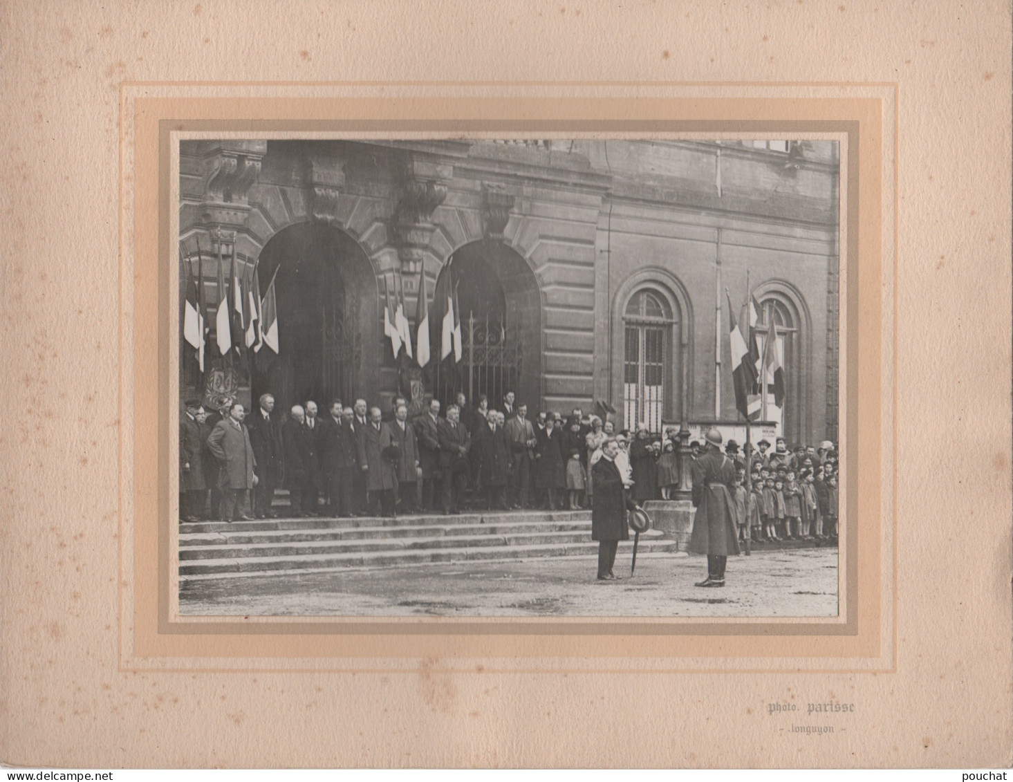 R19-54) LONGUYON - PHOTO  PARISSE -  MAIRIE - HOTEL DE VILLE - LES  AUTORITES - MILITAIRE - ( 2 SCANS ) - Longuyon