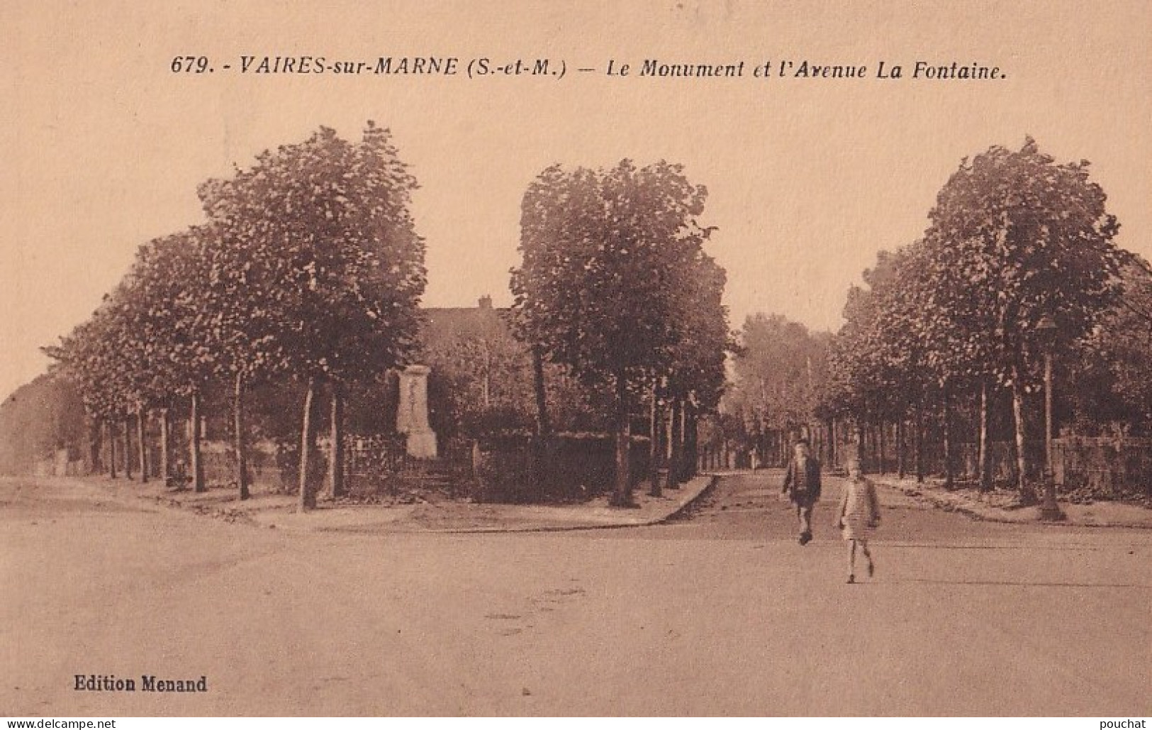 R21-77) VAIRES SUR MARNE - LE MONUMENT ET L'AVENUE LA FONTAINE - ANIMEE - HABITANTS -  EN  1937 - ( 2 SCANS ) - Vaires Sur Marne