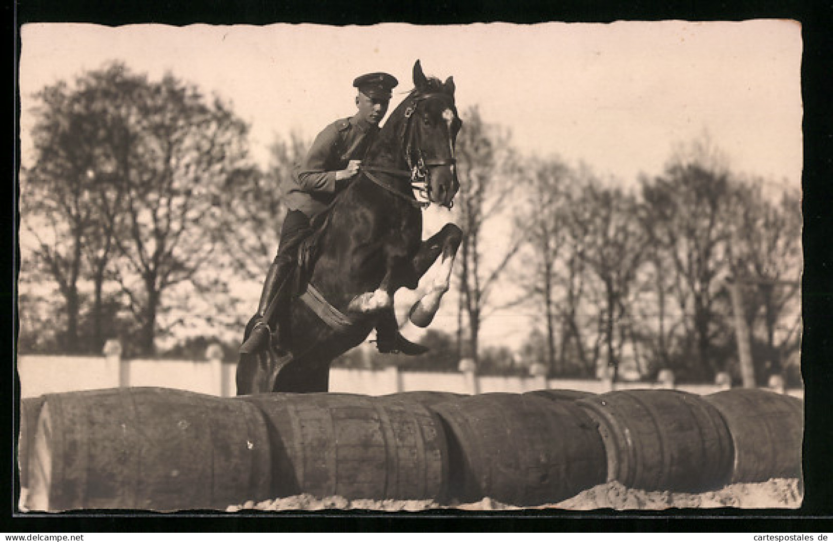 Foto-AK Soldat Auf Einem Pferd Beim Überspringen Einer Hürde Aus Fässern  - Horse Show