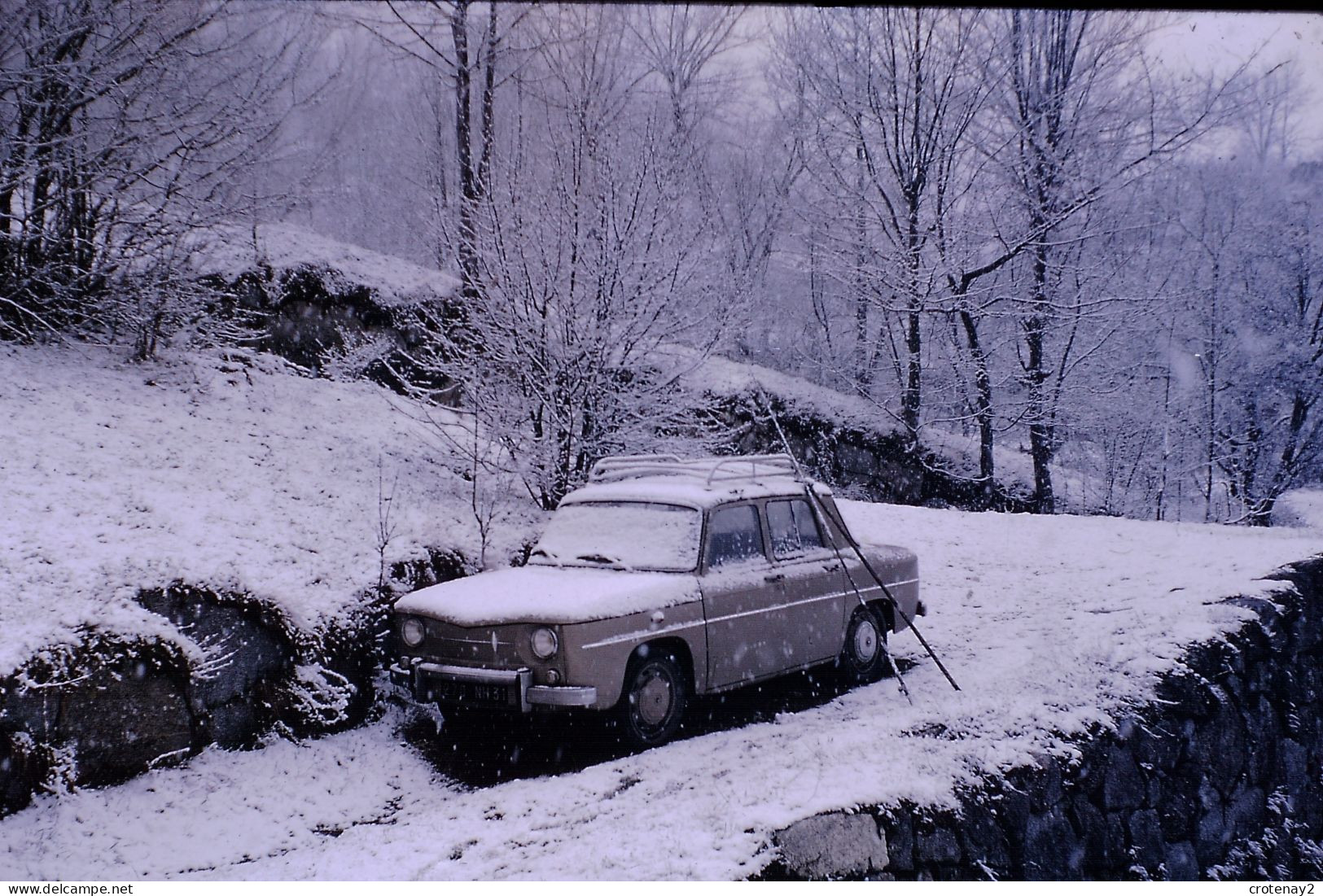 Photo Diapo Diapositive Slide à Situer Voiture Renaulr R8 Sous La Neige En 1967 VOIR ZOOM - Diapositives