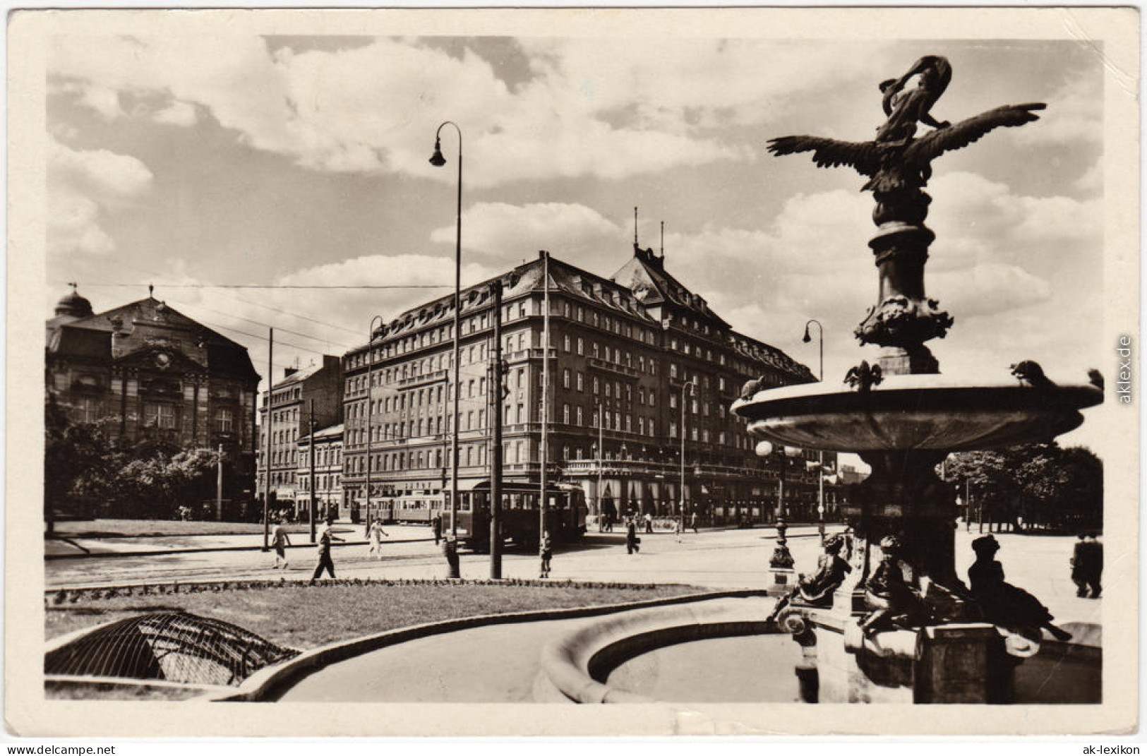 Foto Postcard Pressburg Bratislava Platz Und Hotel Carlton 1960 - Slovaquie