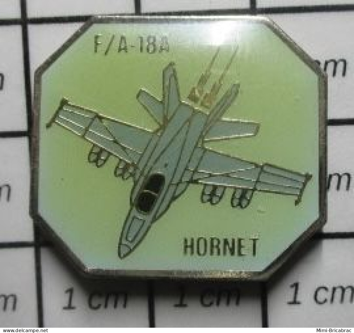 713c Pin's Pins : BEAU ET RARE / AVIATION / AVION US NAVY F-18 HORNET VUE DE DESSUS - Airplanes