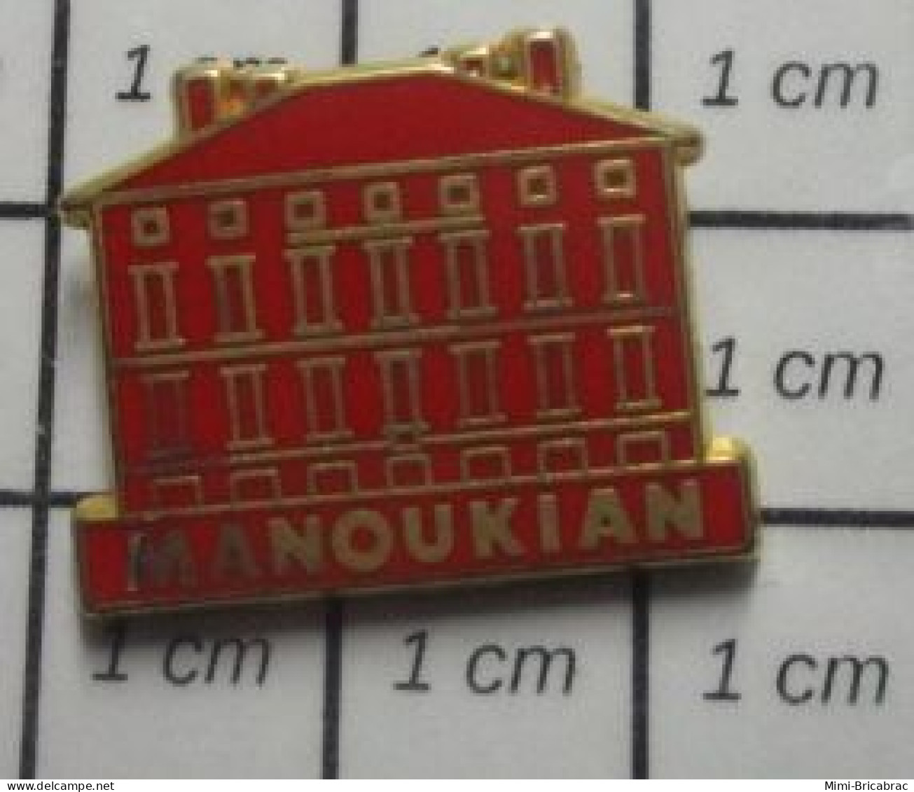 713c  Pin's Pins / Beau Et Rare / MARQUES / MAGASIN MANOUKIAN Par METARGENT - Marcas Registradas