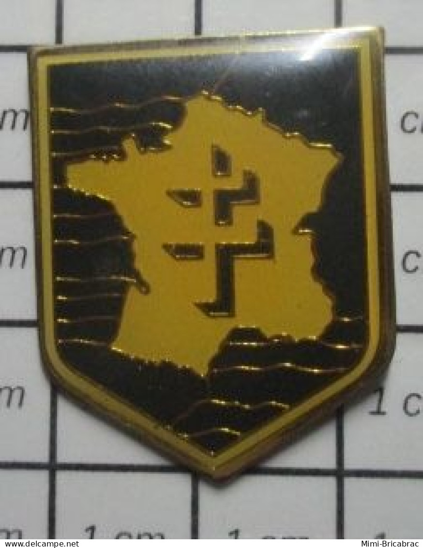 713c Pin's Pins / Beau Et Rare : MILITARIA / INSIGNE FRANCE LIBRE CROIX DE LORRAINE - Militaria