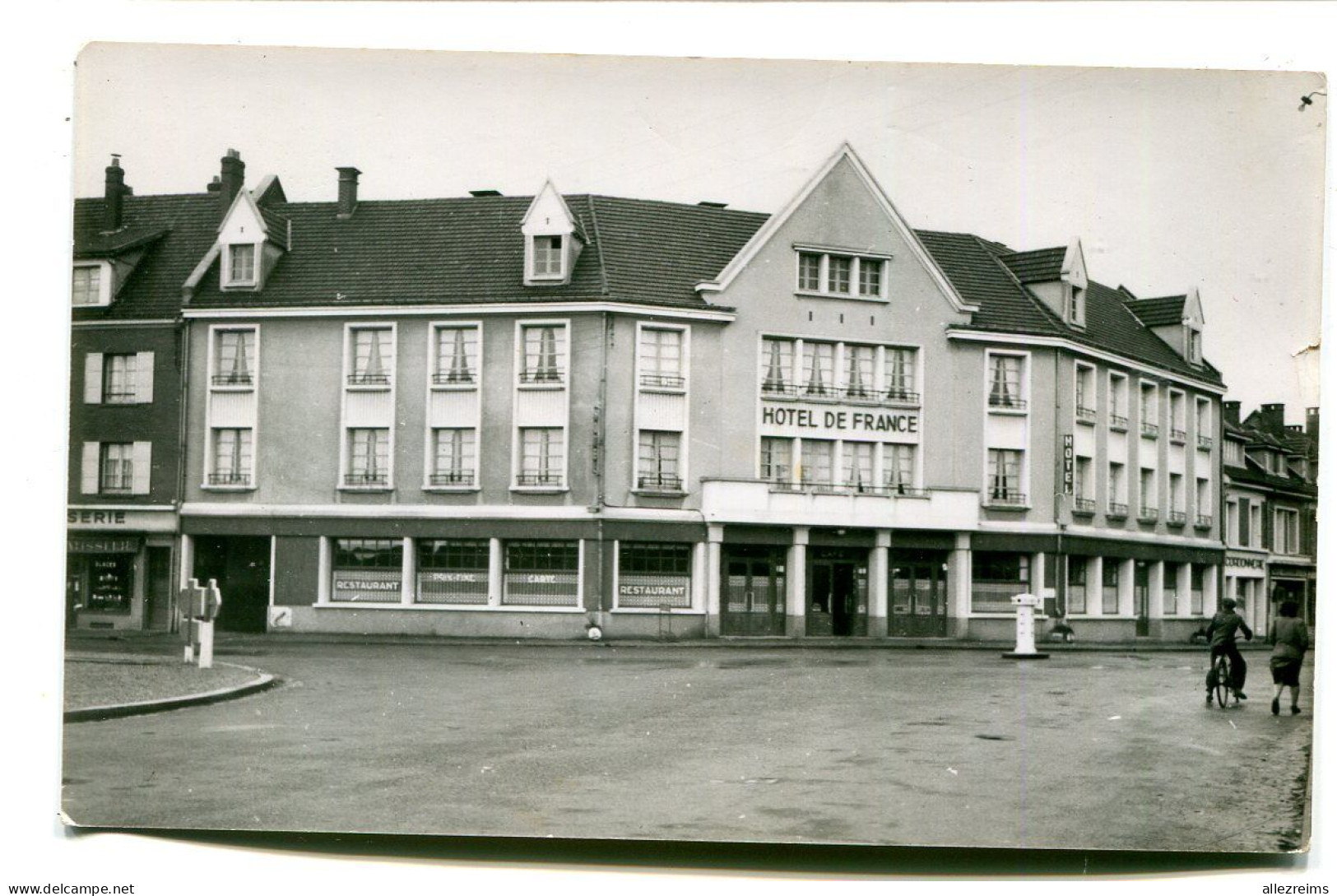 CPsm  60 : GRANDVILLIERS Place Barbier Avec Hotel  De France      VOIR  DESCRIPTIF  §§§ - Grandvilliers