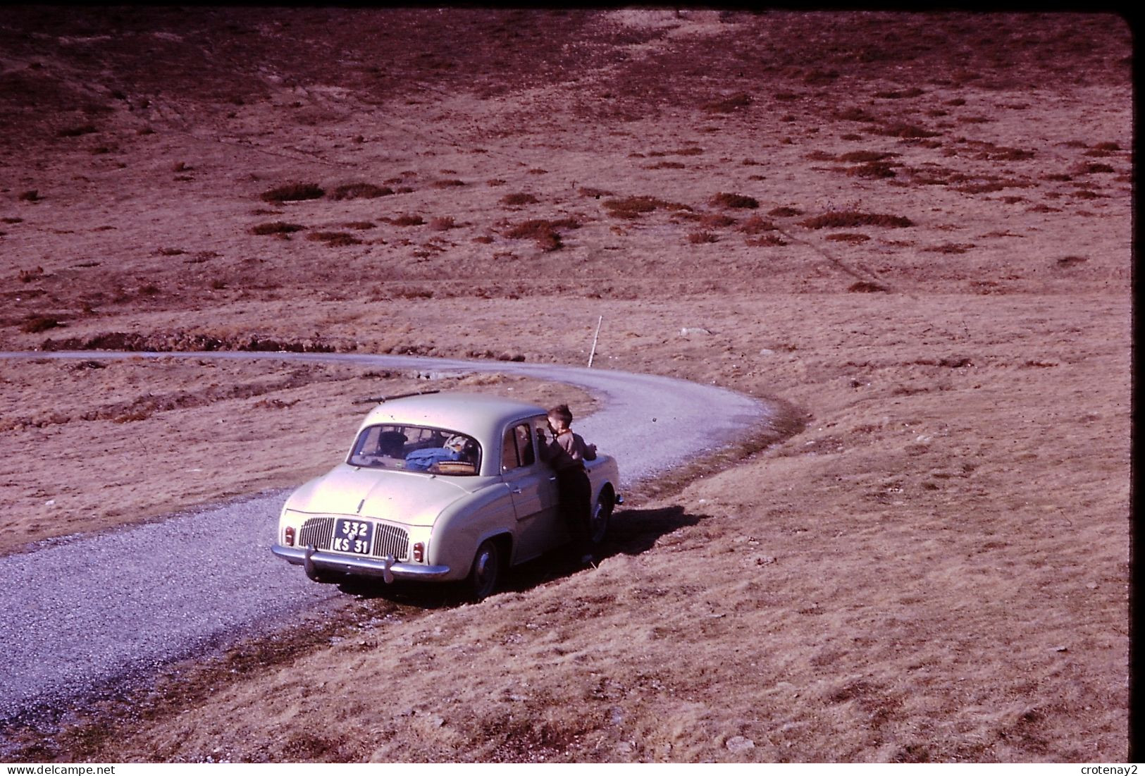 Photo Diapo Diapositive Slide à Situer Voiture Renault Dauphine En 1963VOIR ZOOM - Diapositives