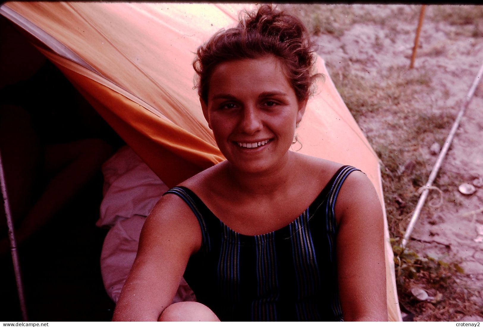 Photo Diapo Diapositive Slide Belle Vacancière En Camping En 1964 VOIR ZOOM - Diapositives