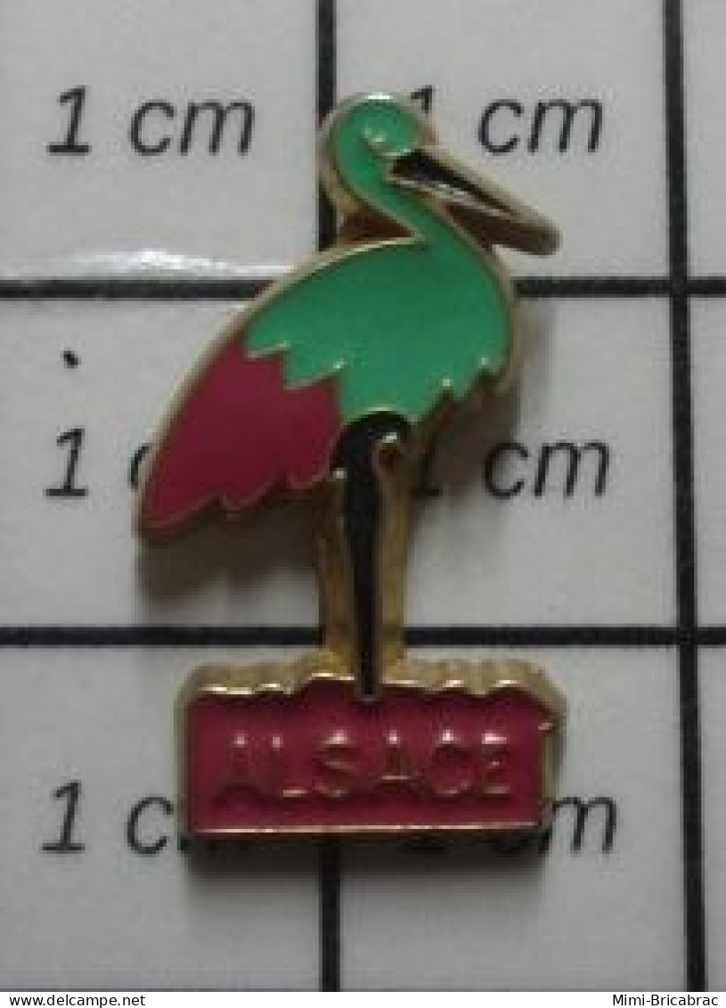 511D Pin's Pins / Beau Et Rare / THEME : ANIMAUX / CIGOGNE ROSE ET VERTE !!! ALSACE OISEAU - Animali