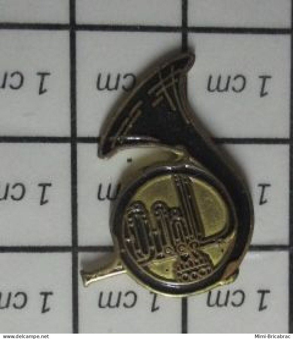 2319 Pin's Pins / Beau Et Rare / MUSIQUE / COR D'HARMONIE METAL JAUNE ET NOIR EN RELIEF - Muziek