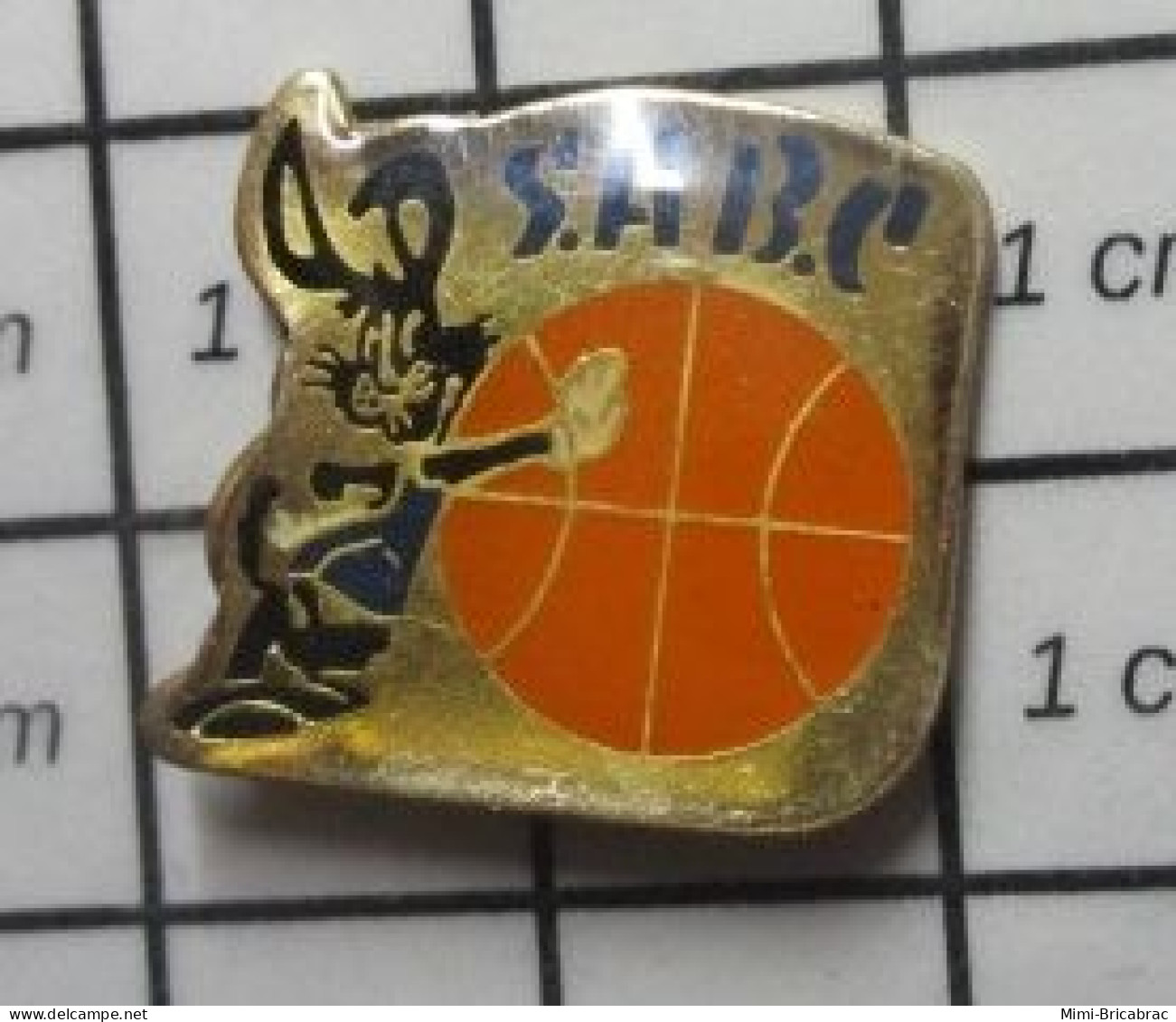 512g2 Pin's Pins / Beau Et Rare : SPORTS / CLUB BASKET-BALL BALLON LAPIN LIEVRE SABC - Pallacanestro