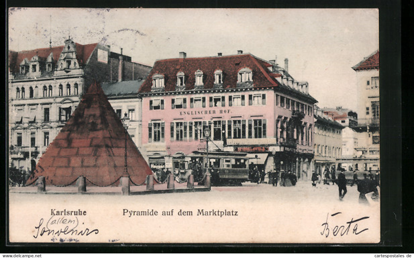 AK Karlsruhe I. B., Pyramide Auf Dem Marktplatz Mit Englischem Hof Und Strassenbahn  - Tramways