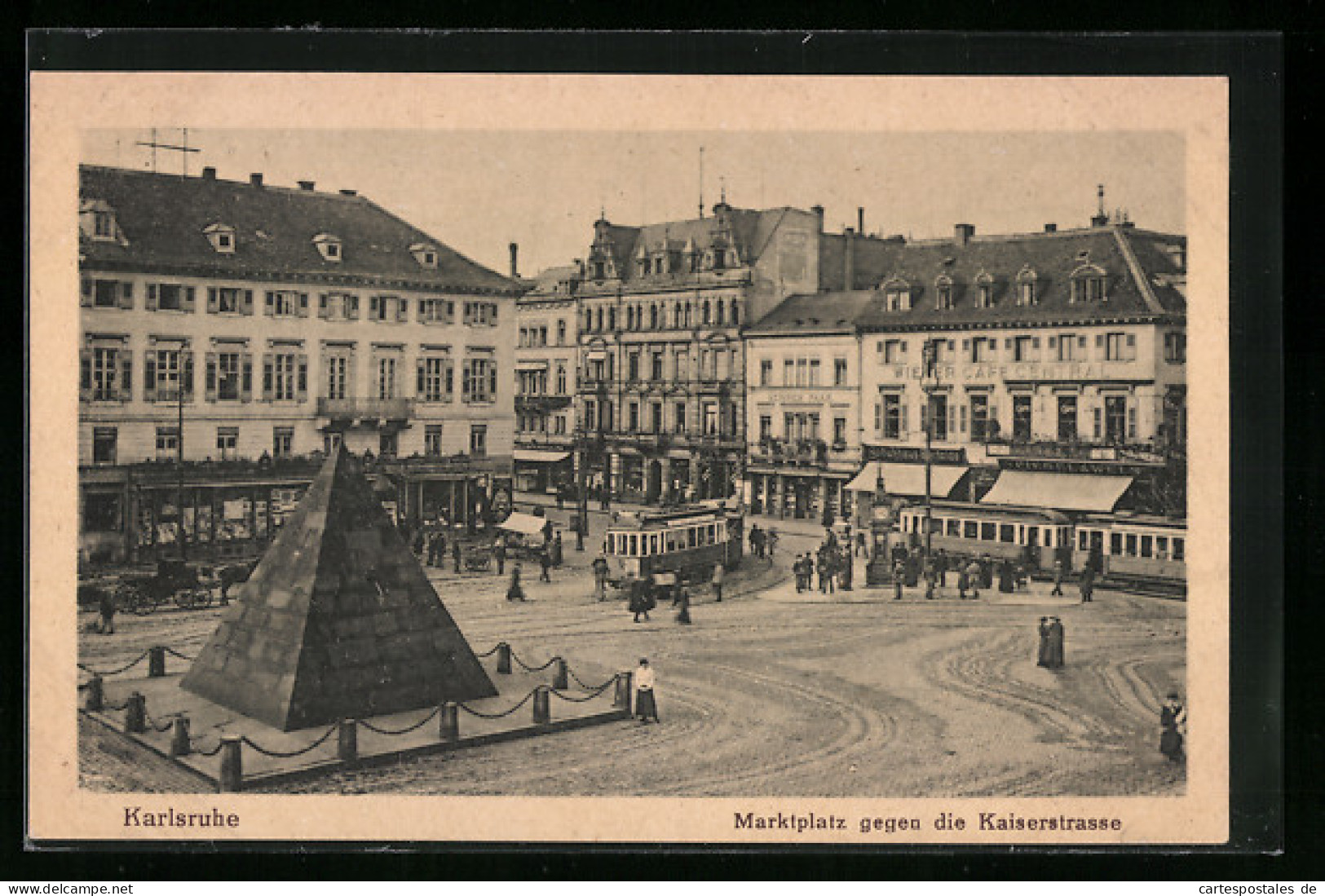 AK Karlsruhe I. B., Marktplatz Gegen Die Kaiserstrasse Mit Strassenbahnen  - Tramways