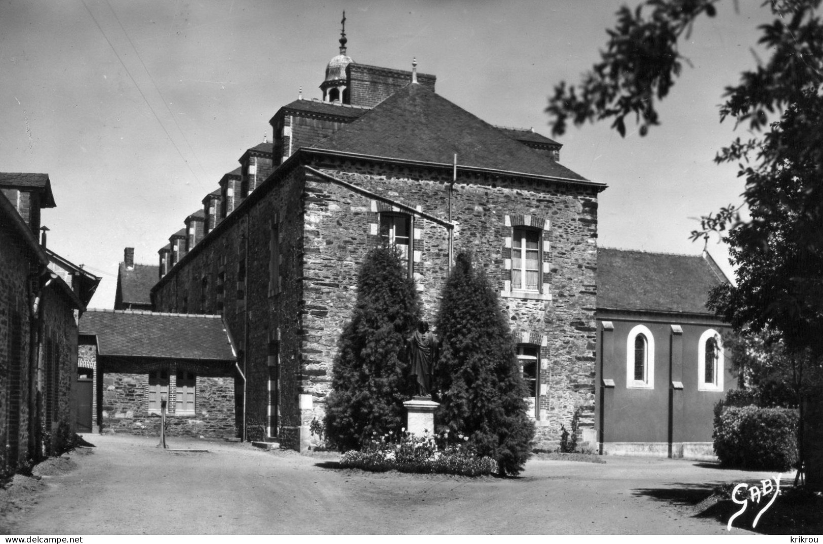 CPSM    ETRELLES - Entrée De L'Hospice - Cour Du Sacré-Coeur. - Châteaugiron