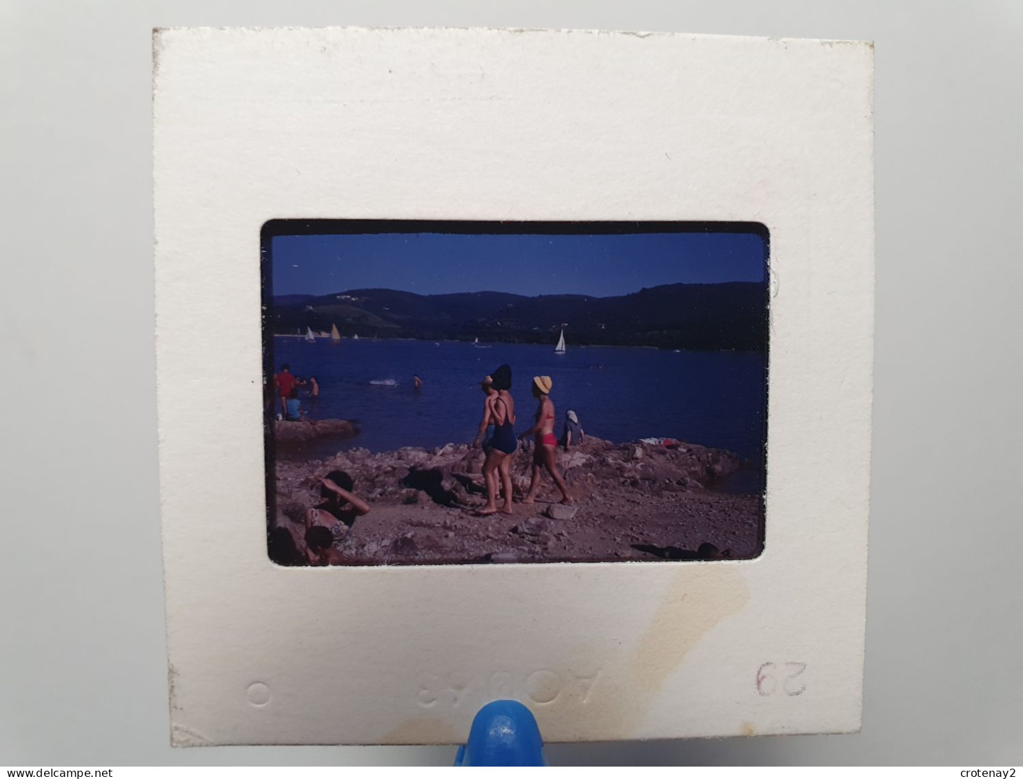 Photo Diapo Diapositive Slide à Situer Plage Baignade Rochers Voiliers Baigneuses En 1963 VOIR ZOOM - Diapositives