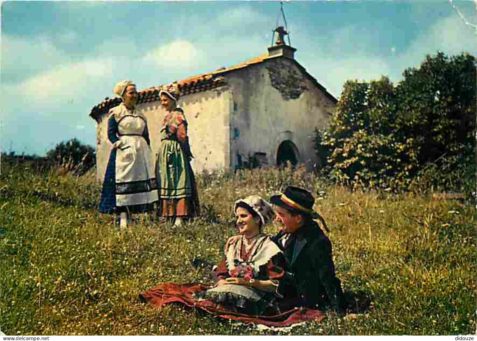 Folklore - Costumes - Auvergne - Et Lou Poutou - Le Baiser - CPM - Voir Scans Recto-Verso - Costumi