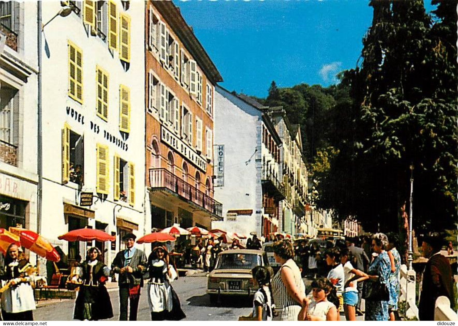 64 - Eaux Bonnes - Le Centre. Les Hôtels - Automobiles - Folklore - Carte Neuve - CPM - Voir Scans Recto-Verso - Eaux Bonnes