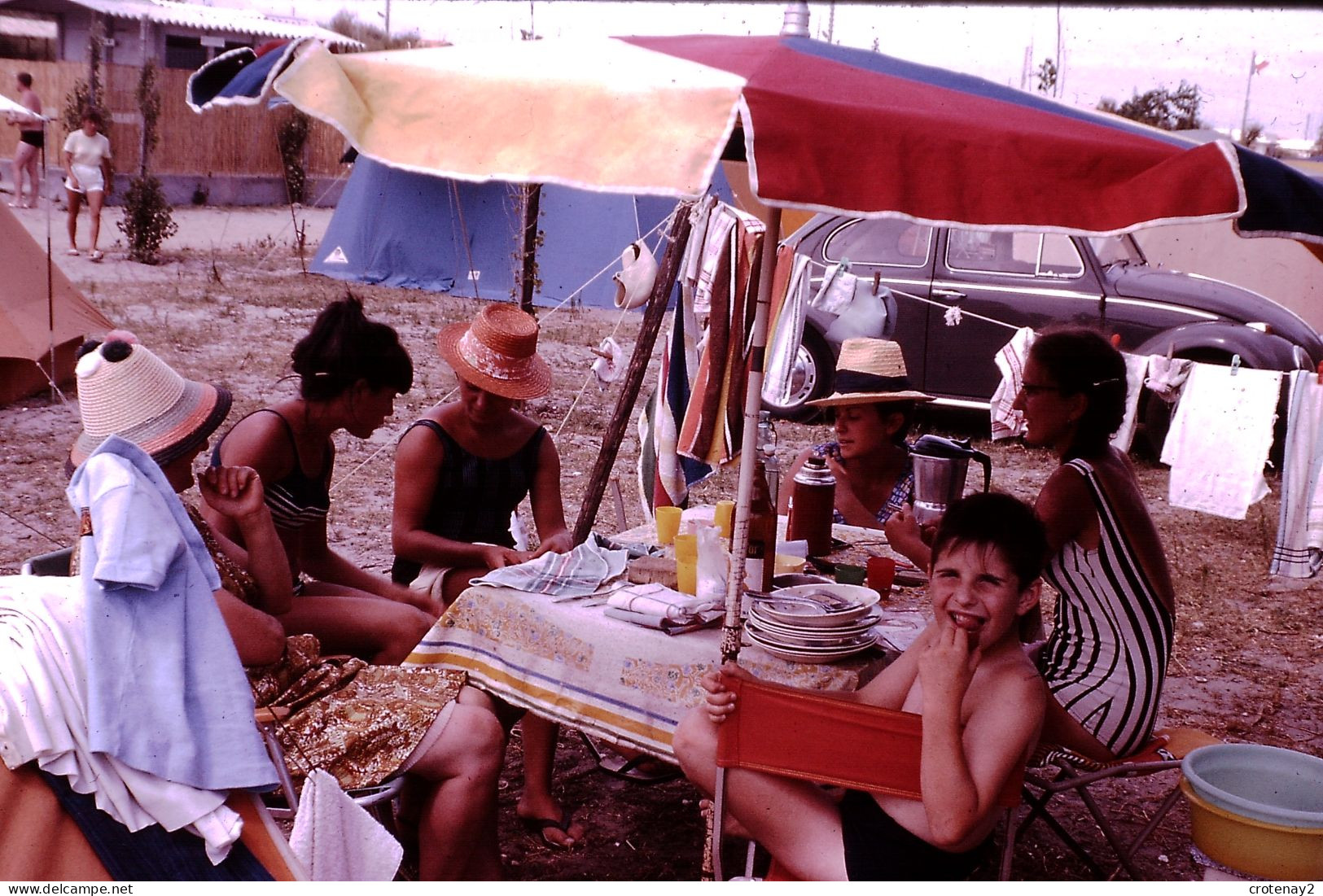 Photo Diapo Diapositive Slide à Situer Camping à L'heure Du Repas VW Käfer En 1964 VOIR ZOOM - Diapositives