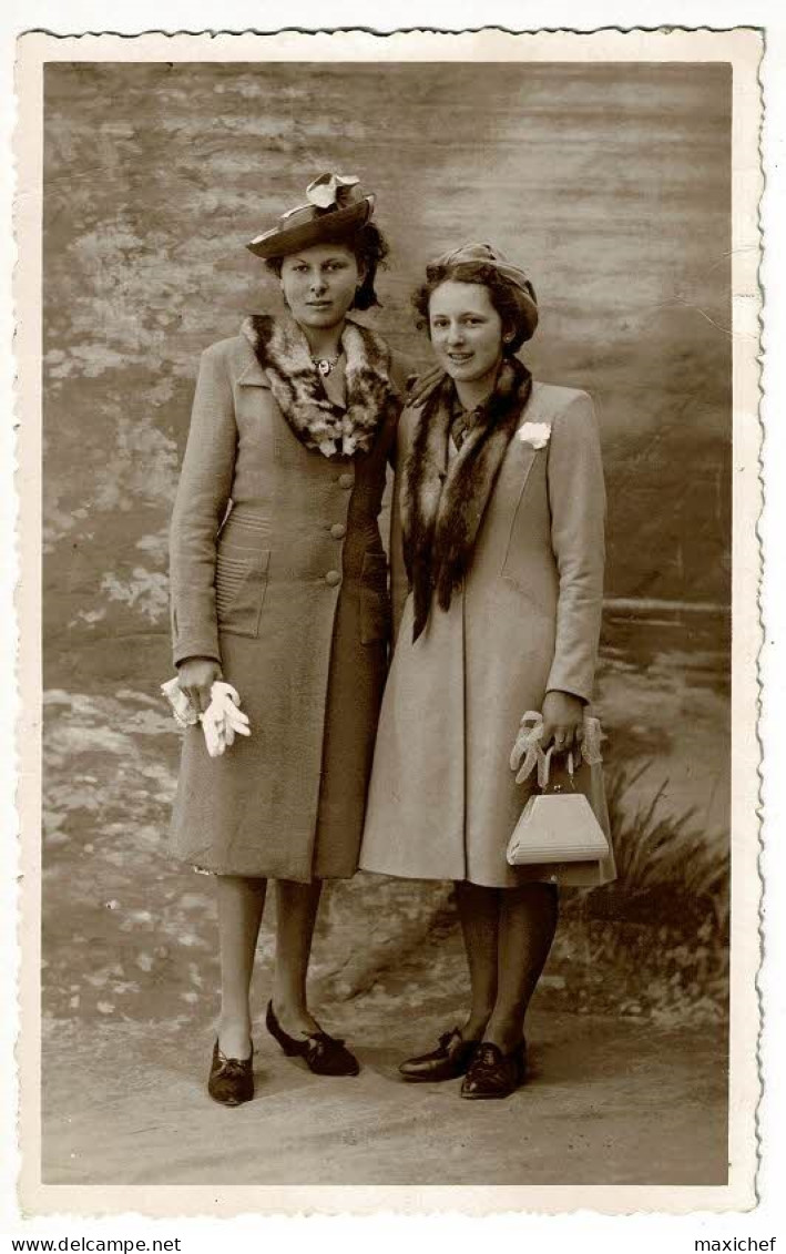 Carte Photo - Deux Jeunes Femmes En Manteaux, Fourrure Au Col Et Chapeaux - 11 Mai 1941, Georgette Vieillard - Mode