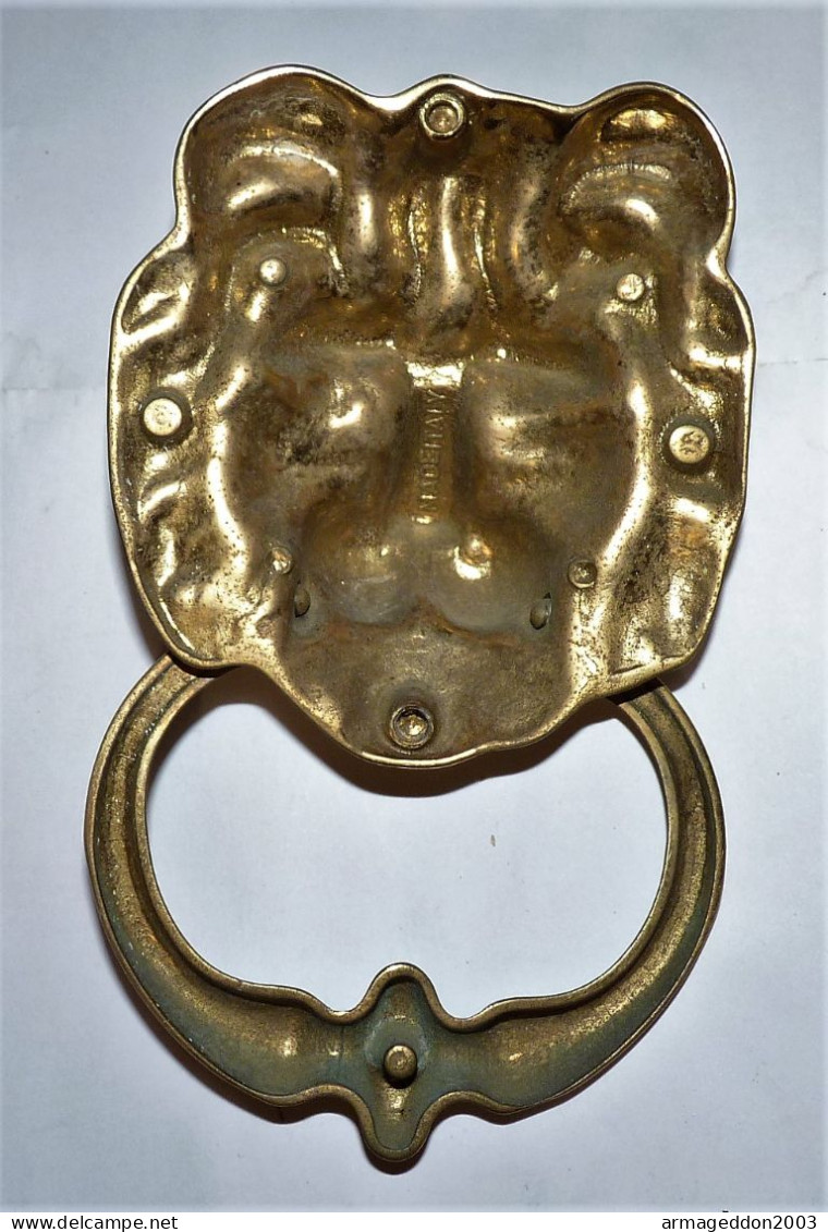 VINTAGE ANCIEN GROS HEUROIR DE PORTE  EN LAITON DECOR TETE DE LION ITALY TBE - Other & Unclassified