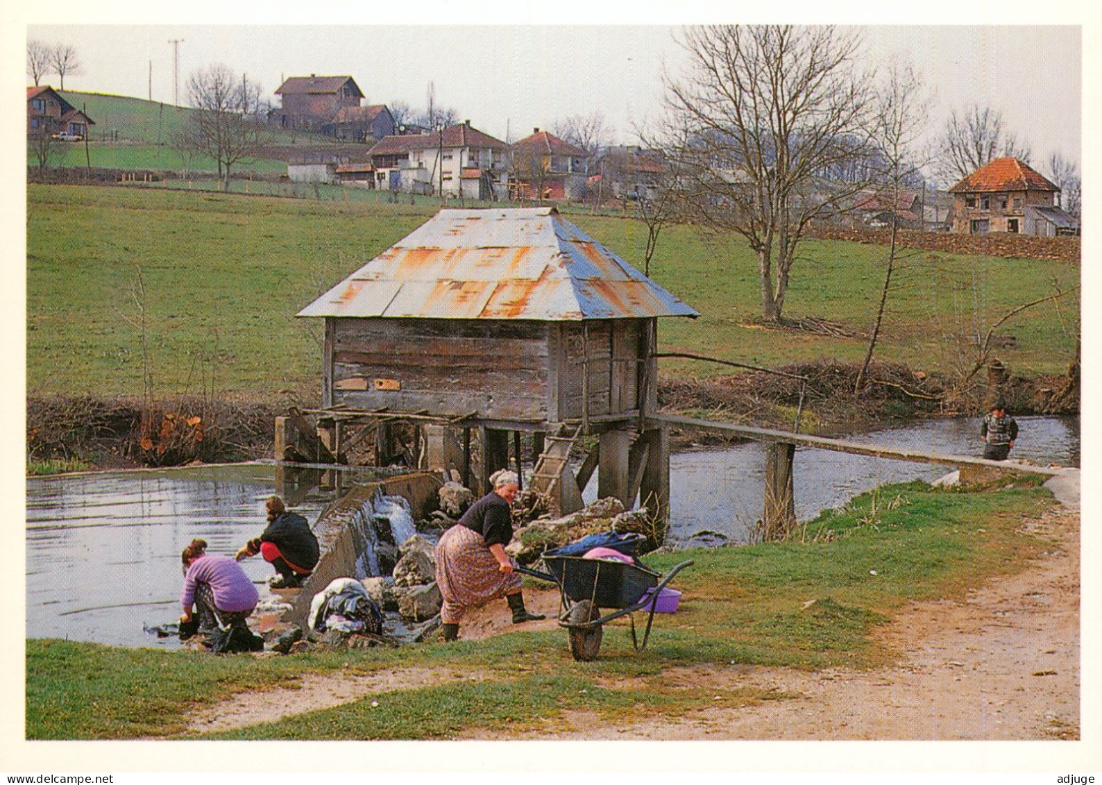 Guerre Bosnie-Herzegovine,  MALA KLADUSA - Les Lavandières Au Bord De La "Kladusnica"  (Photo SFOR) - Bosnia And Herzegovina