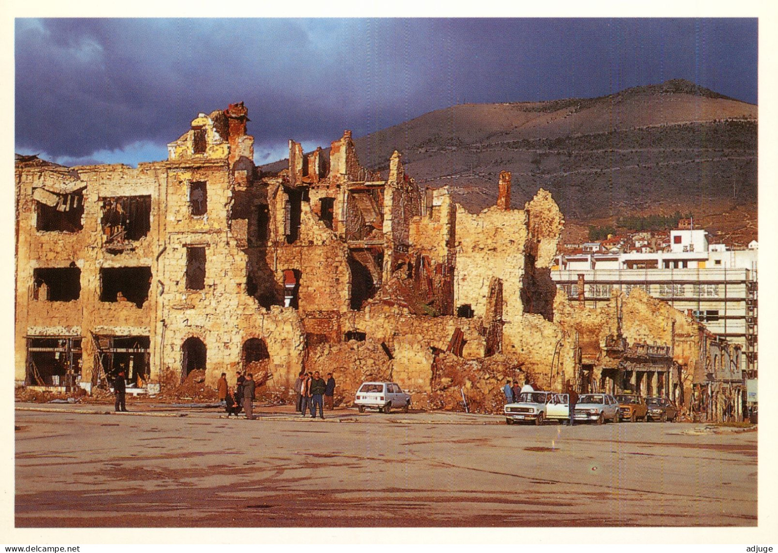 Guerre Bosnie-Herzegovine, MOSTAR , La Place D'Espagne En Ruines - (Photo SFOR) - Bosnia And Herzegovina