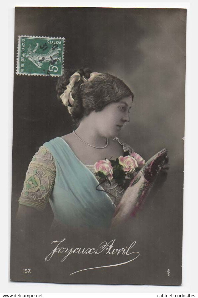 Femme Et Poisson D'avril - 1er Avril - Belle Robe Avec Roses - Coupe De Cheveux Avec Rubans - Carte Glacée Colorisée - 1er Avril - Poisson D'avril