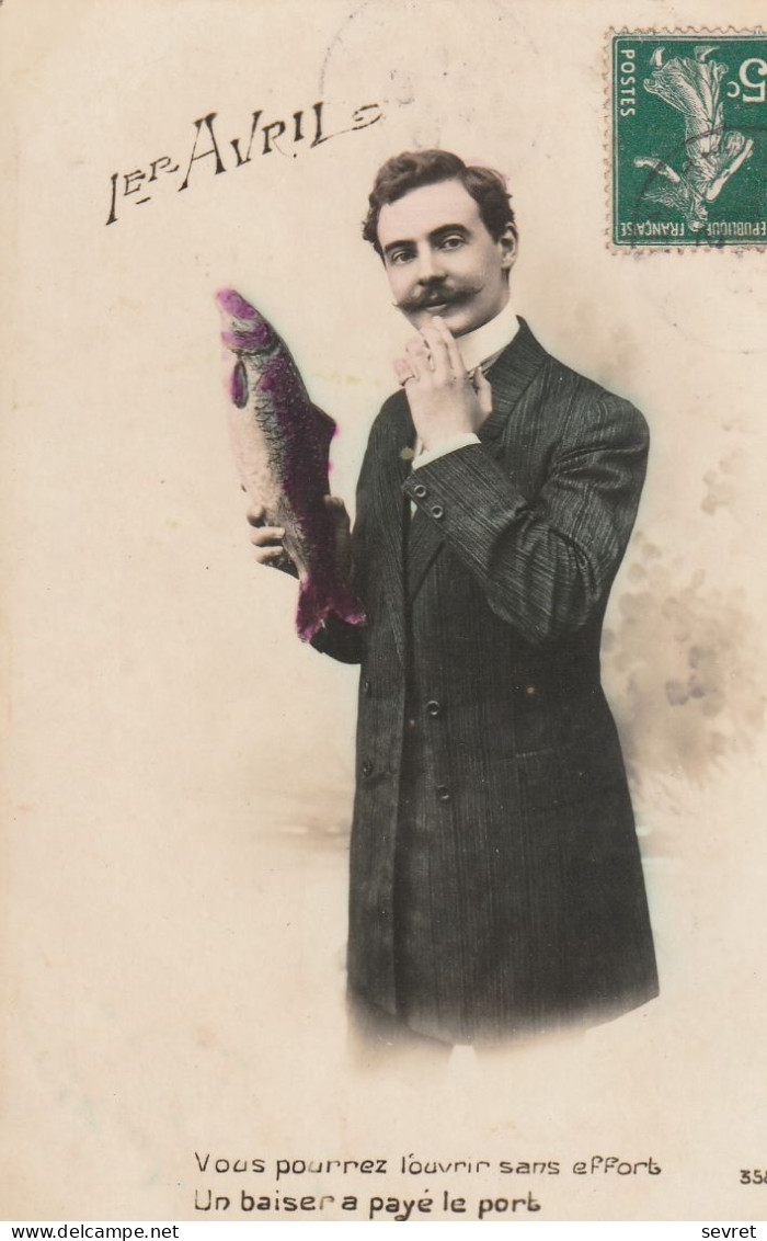 1er AVRIL. - Homme Moustachu Endimanché Tenant Un Poisson - 1er Avril - Poisson D'avril