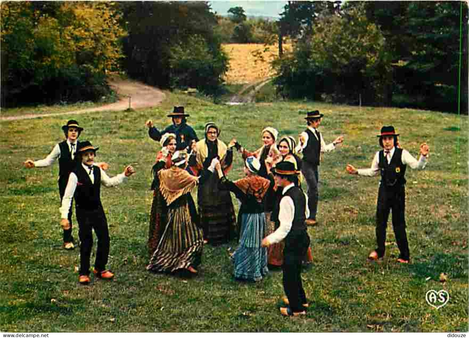 Folklore - Danses - Auvergne - Issoire - Danse Du Tourniquet - CPM - Voir Scans Recto-Verso - Tänze