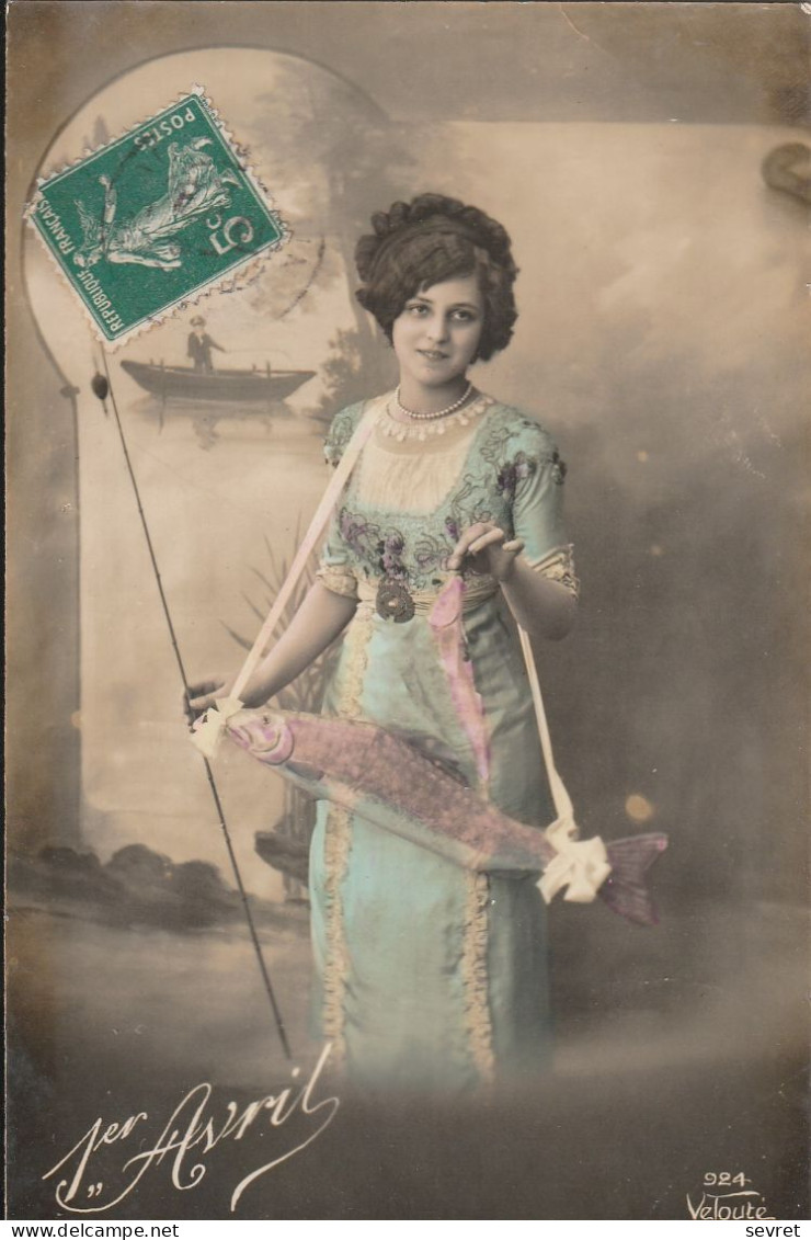 1er AVRIL. -  Femme élégante Tenant Un Poisson. Carte-photo Glacée - 1er Avril - Poisson D'avril