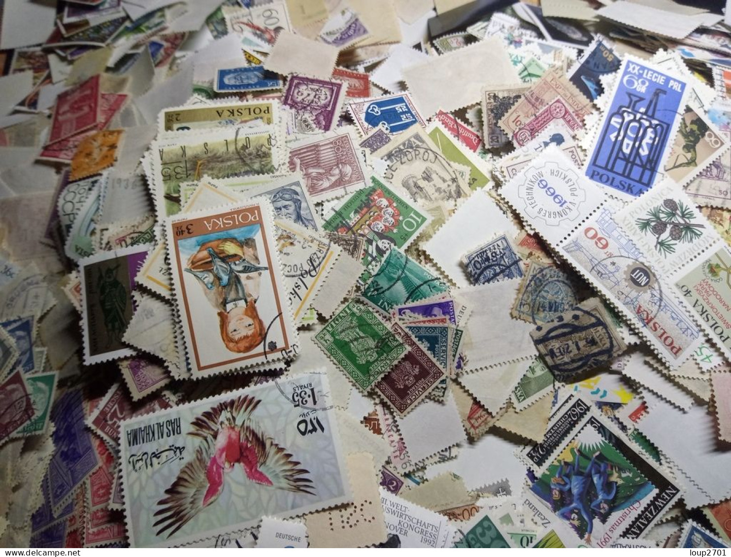 DM920 LOT 1.2KG TIMBRES DU MONDE SANS PAPIER (ENVIRON 15000 TIMBRES) COTE++ DEPART 10€