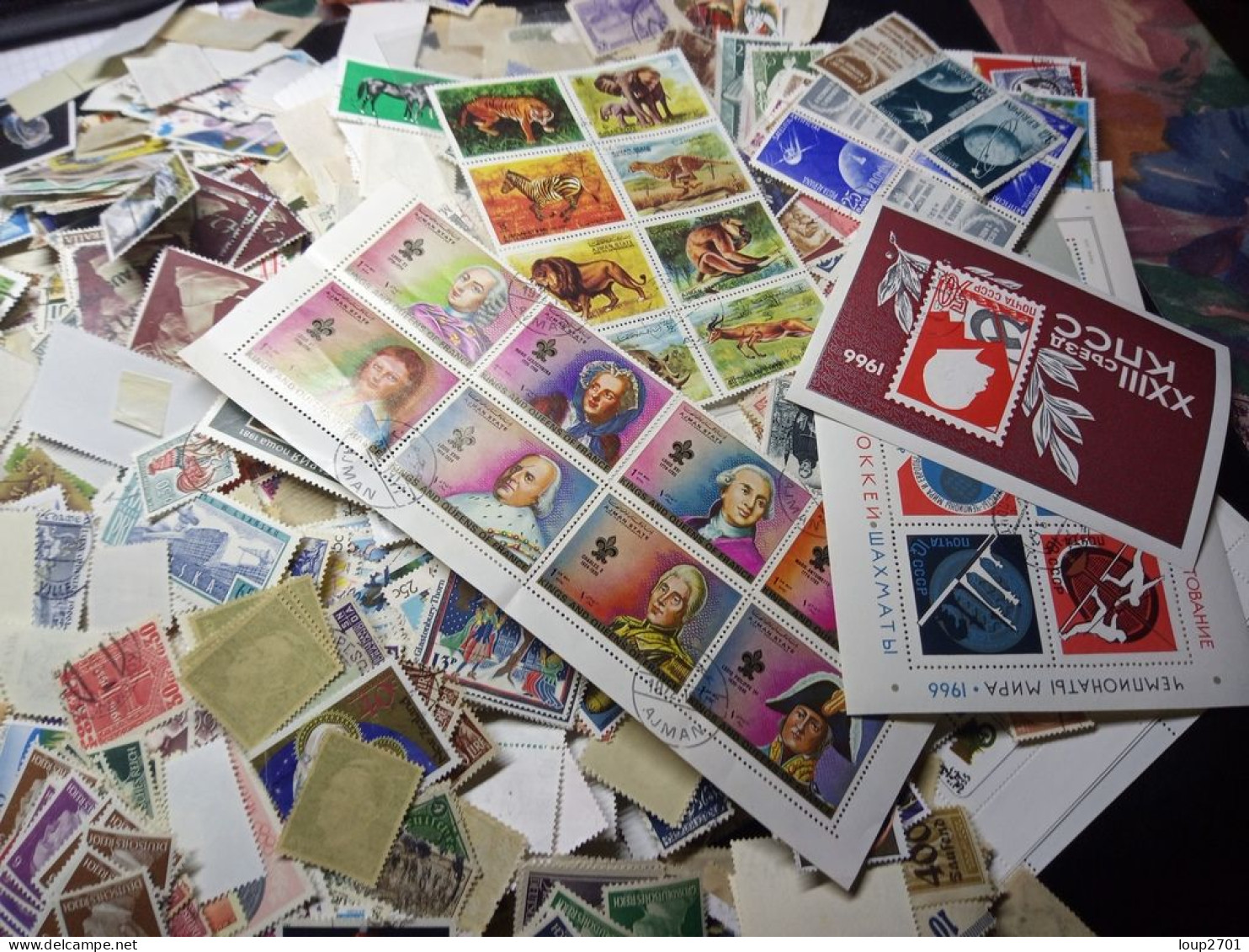 DM920 LOT 1.2KG TIMBRES DU MONDE SANS PAPIER (ENVIRON 15000 TIMBRES) COTE++ DEPART 10€