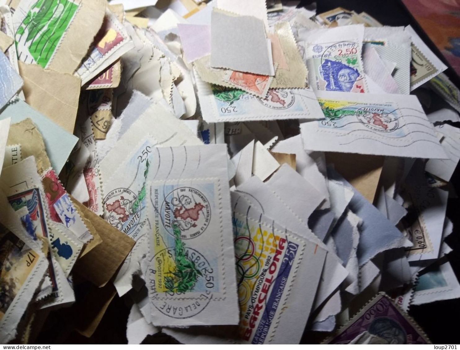 DM921 CARTON 2.3KG TIMBRES DU MONDE AVEC PAPIER (ENVIRON 12000 TIMBRES) COTE++ DEPART 10€ - Alla Rinfusa (min 1000 Francobolli)