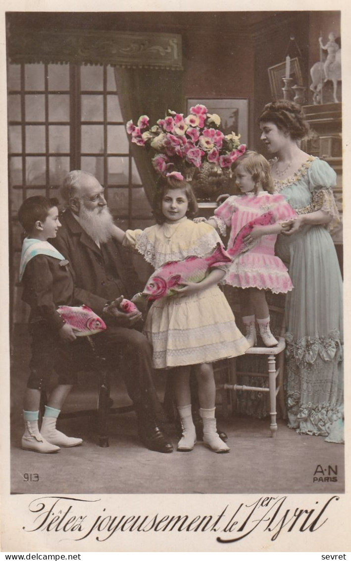 1er AVRIL. -  Maman Et Ses Trois Enfants Autour Du Grand-père. Carte-photo Glacée - 1er Avril - Poisson D'avril