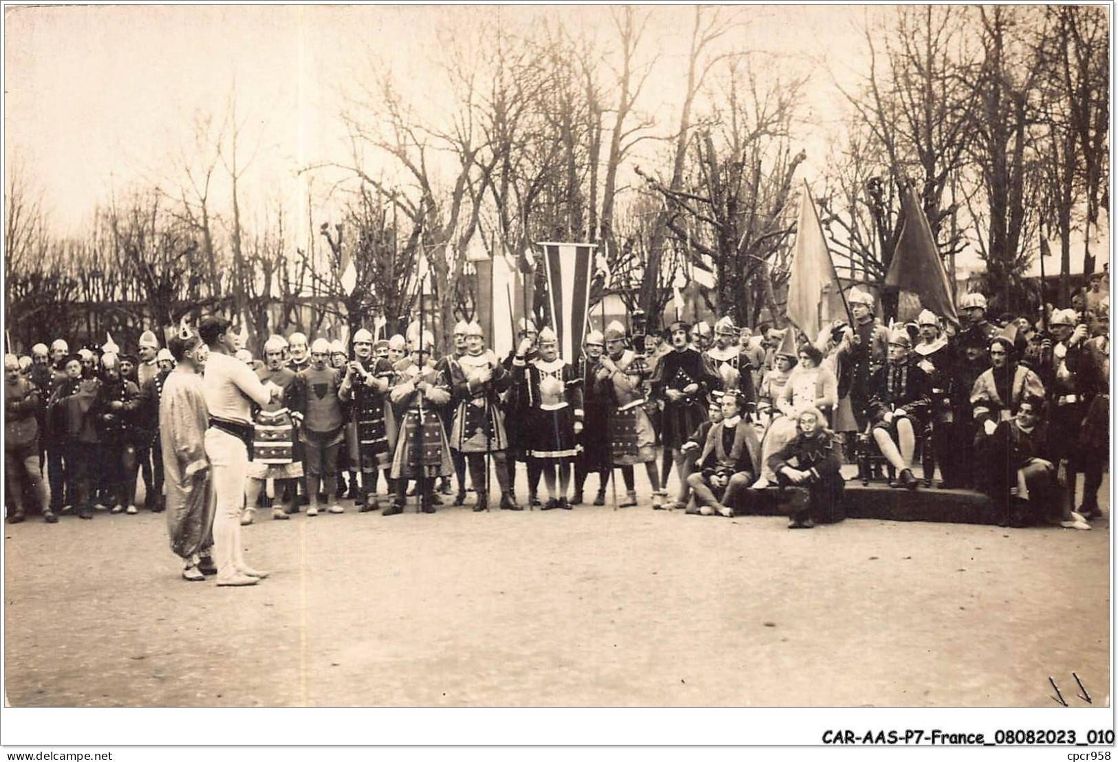 CAR-AASP7-0482 - FRANCE - CARTE PHOTO - A IDENTIFIER - PHOTO DE GROUPE SUR UNE PLACE - Photos