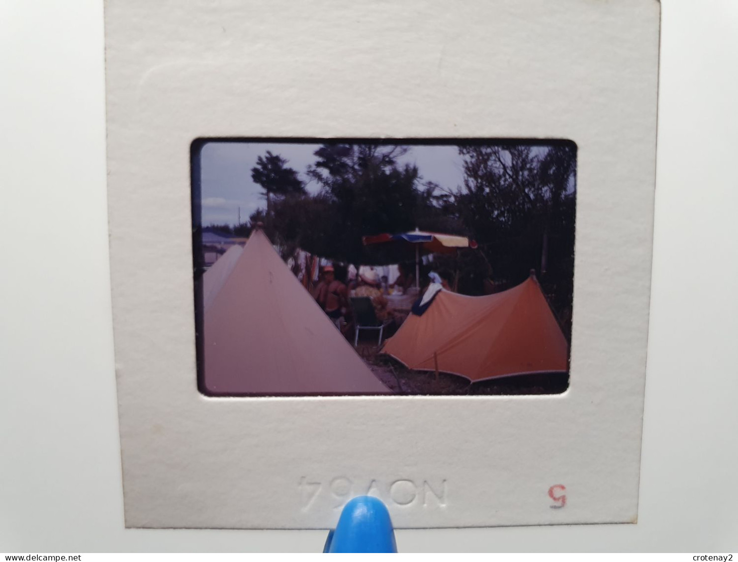Photo Diapo Diapositive Slide à Situer Camping à L'Heure Du Repas En 1964 VOIR ZOOM - Diapositives