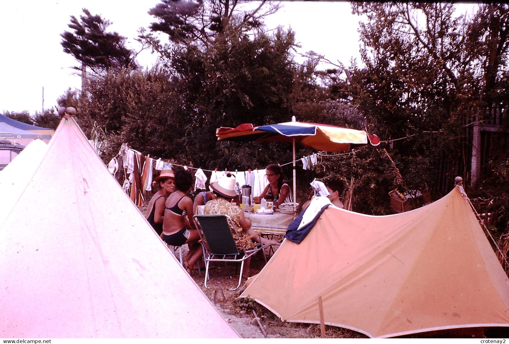 Photo Diapo Diapositive Slide à Situer Camping à L'Heure Du Repas En 1964 VOIR ZOOM - Diapositives