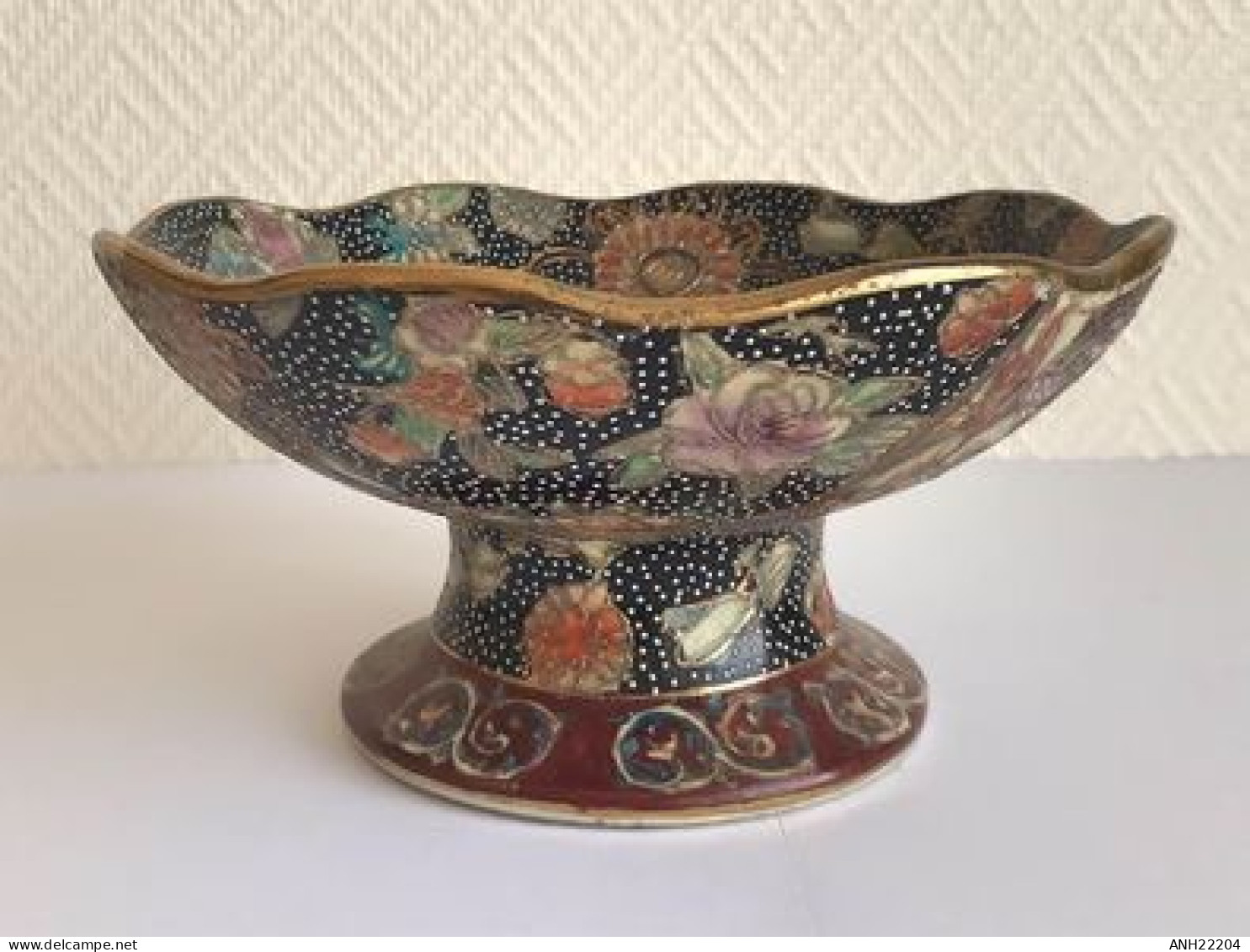 Coupe piédestal en porcelaine Satsuma, coupelle de forme ronde - Japon, milieu 20ème siècle