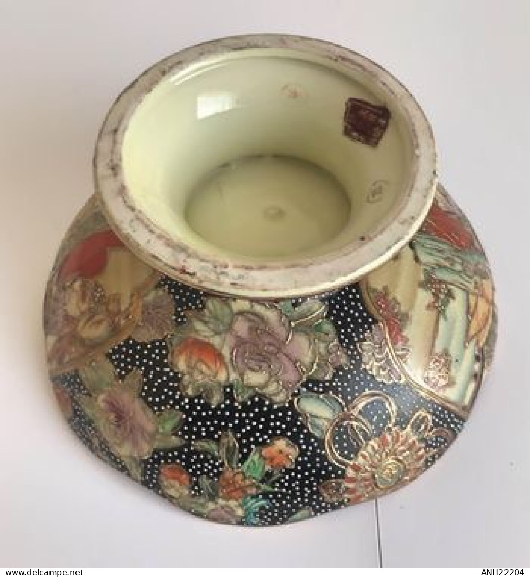 Coupe piédestal en porcelaine Satsuma, coupelle de forme ronde - Japon, milieu 20ème siècle