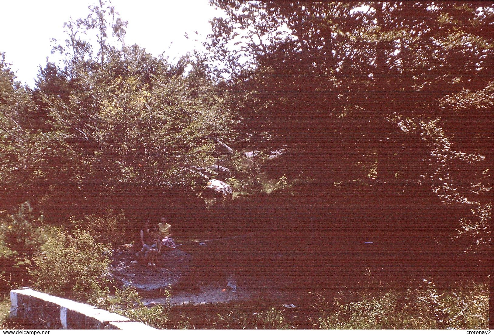 Photo Diapo Diapositive Slide à Situer Lac ? Réunion Sur Un Rocher En 1963 VOIR ZOOM - Diapositives