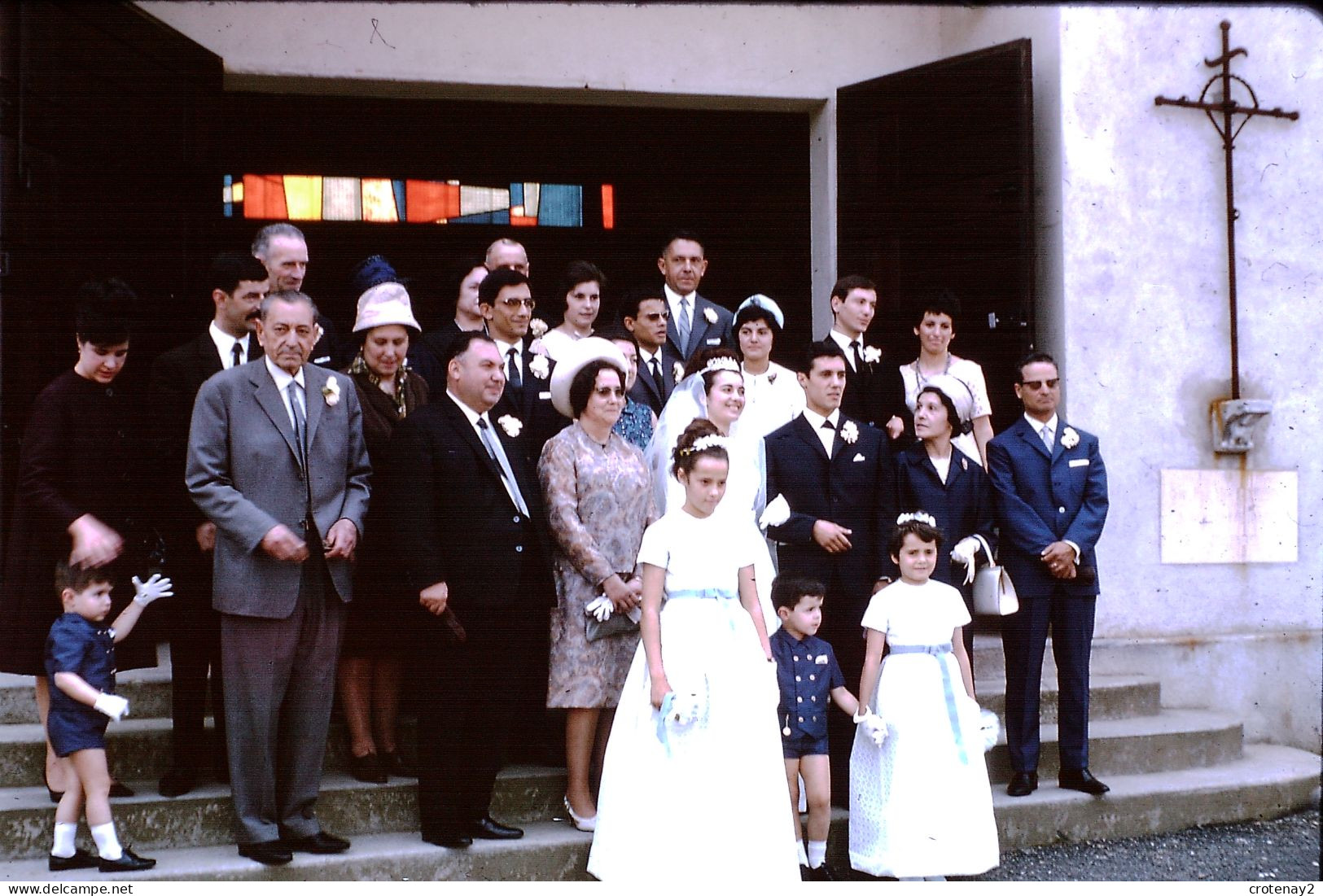 Photo Diapo Diapositive Slide à Situer MARIAGE Jeunes Mariés Et La Famille Devant Une Eglise En 1965 VOIR ZOOM - Diapositives