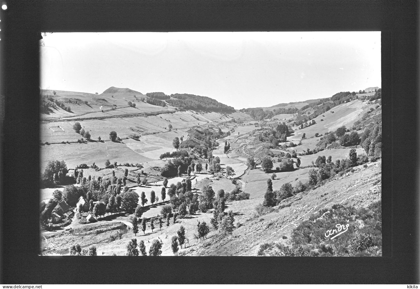 CPSM 9 X 14 Puy De Dôme BESSE EN CHANDESSE Vallée De La Couze + Positif  17.6 X 12.6 + Pochette éditeur 19.5 X 14.3 - Besse Et Saint Anastaise