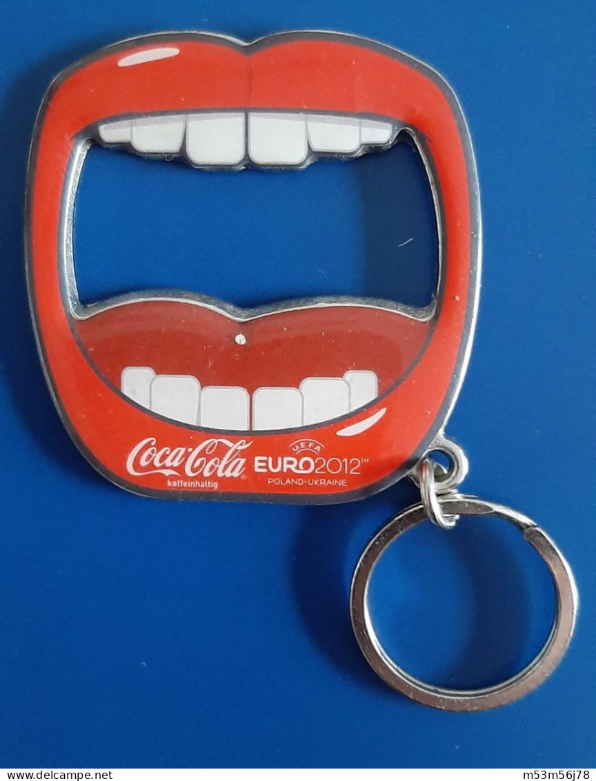 Coca Cola Flaschenöffner Metall Mit Öse Zur Fussball Euro 2012 Polen Und Ukraine - Bottle Openers & Corkscrews